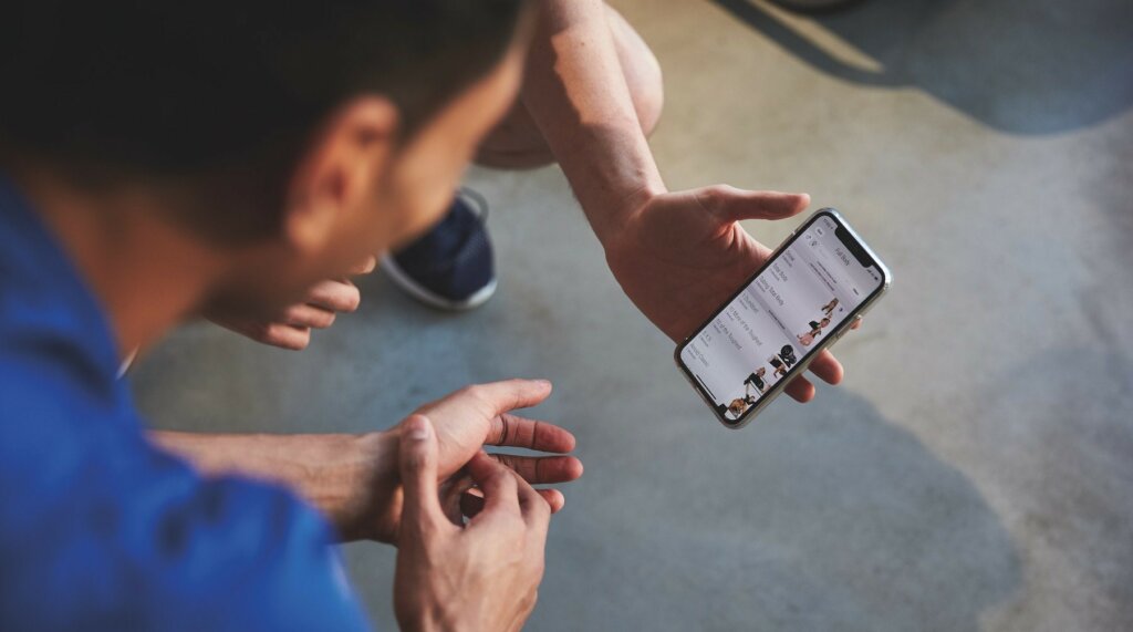 two members discuss about anytime fitness workout app