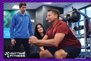 Trainer giving proper guide to cure from gym injury